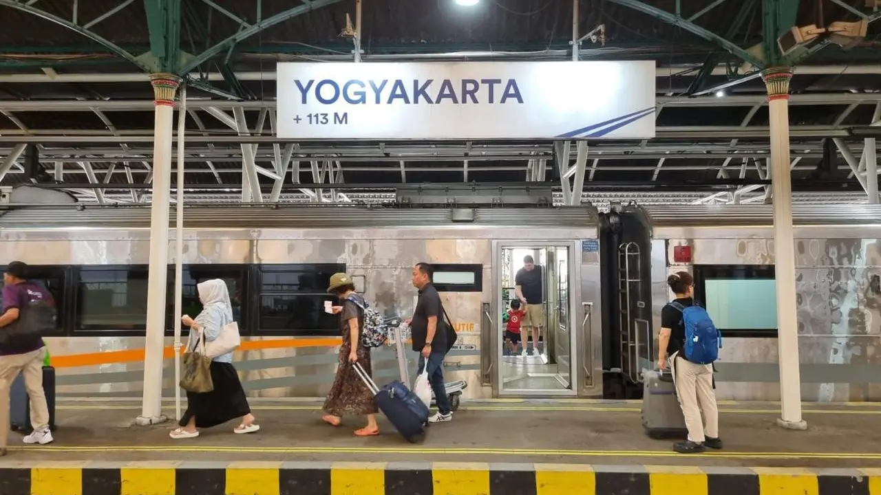 PT Kereta Api Indonesia (Persero) mencatat tingginya mobilitas masyarakat selama masa libur panjang Idul Adha 2025. (Foto: KAI)
