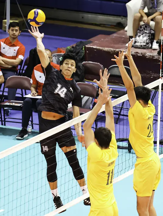 Pemain Timnas bola voli putra Indonesia, Farhan Halim melepaskan spike yang berusaha diblok dua pemain Kazakhstan pada laga babak 12 Besar kejuaraan bola voli AVC Challenge Cup 2023 for Men di Taipei Gymnasium, Chinese Taipei, Rabu (12/7/2023). Indonesia menang 3-0 (30-28, 25-21, 25-15) atas Kazakhstan dan lolos ke babak 6 besar. (avcvolley)