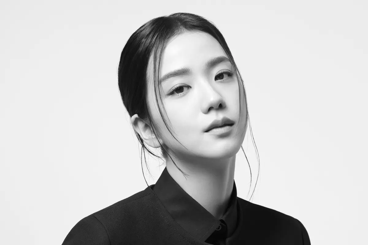 Gaya Klasik Jisoo BLACKPINK yang Elegan dengan Tas Dior Lady 95.22
