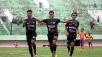 Pemain Persepam Madura Utama selebrasi gol saat melawan Persiraja di Stadion Manahan, Solo, Selasa (10/10/2017). (Bola.com/Ronald Seger)
