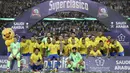 Para pemain Brasil melakukan selebrasi usai mengalahkan Argentina pada laga persahabatan di Stadion King Abdullah, Jeddah, Selasa (16/10/2018). Brasil menang 1-0 atas Argentina. (AP/STR)