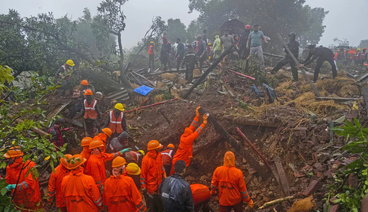 Tanah longsor melanda desa Irshalwadi di distrik Raigad dan mengubur 17 dari 50 rumah di sana. (AP Photo/Rafiq Maqbool)