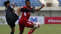 Bek Madura United, Samuel Christianson Simanjuntak (kiri) berebut bola dengan gelandang Persik Kediri, Doe Sackie Teah dalam laga Grup C Piala Menpora 2021 di Stadion Si Jalak Harupat, Bandung, Sabtu (3/4/2021). Madura United kalah 1-2 dari Persik. (Bola.
