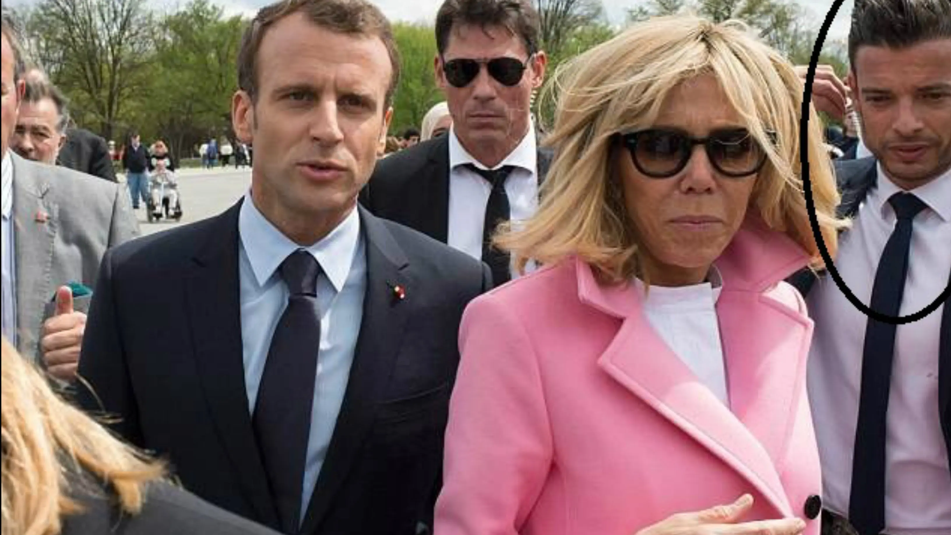 Paspampres ganteng di belakang Presiden Prancis Emmanuel Macron dan istrinya saat berkunjung ke Amerika Serikat. (AFP)