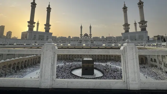 Jemaah melaksanakan tawaf di mataf Ka’bah, Masjidil Haram, Arab Saudi, Rabu, 17 Juni 2026. (dok. Media Center Haji)