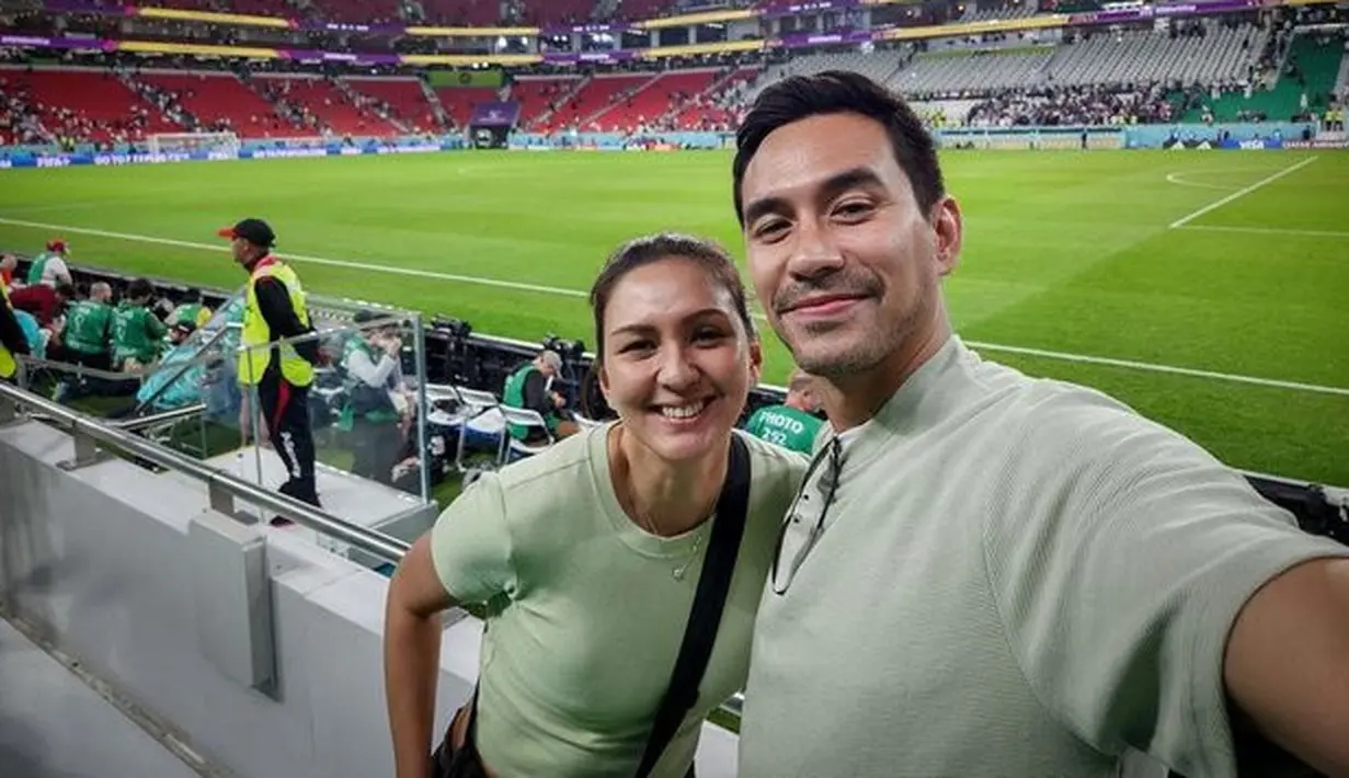 <p>Darius dan Donna jadi salah satu pasangan artis Indonesia yang suka dengan sepak bola. [Foto: instagram.com/darius_sinathrya/dagnesia]</p>
