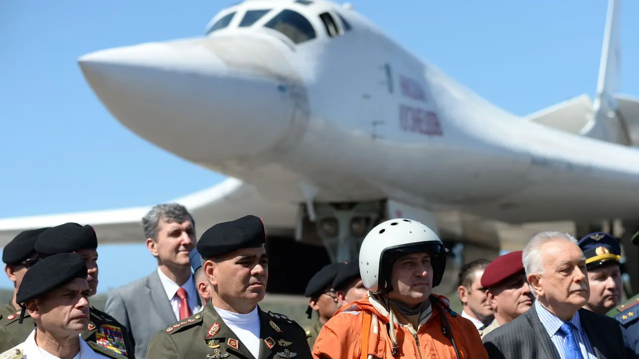 Salah satu jet pembom Rusia TU-160 "Blackjack" mendarat di Caracas untul latihan militer bersama antara Rusia dan Venezuela (AFP/Federico Parra_
