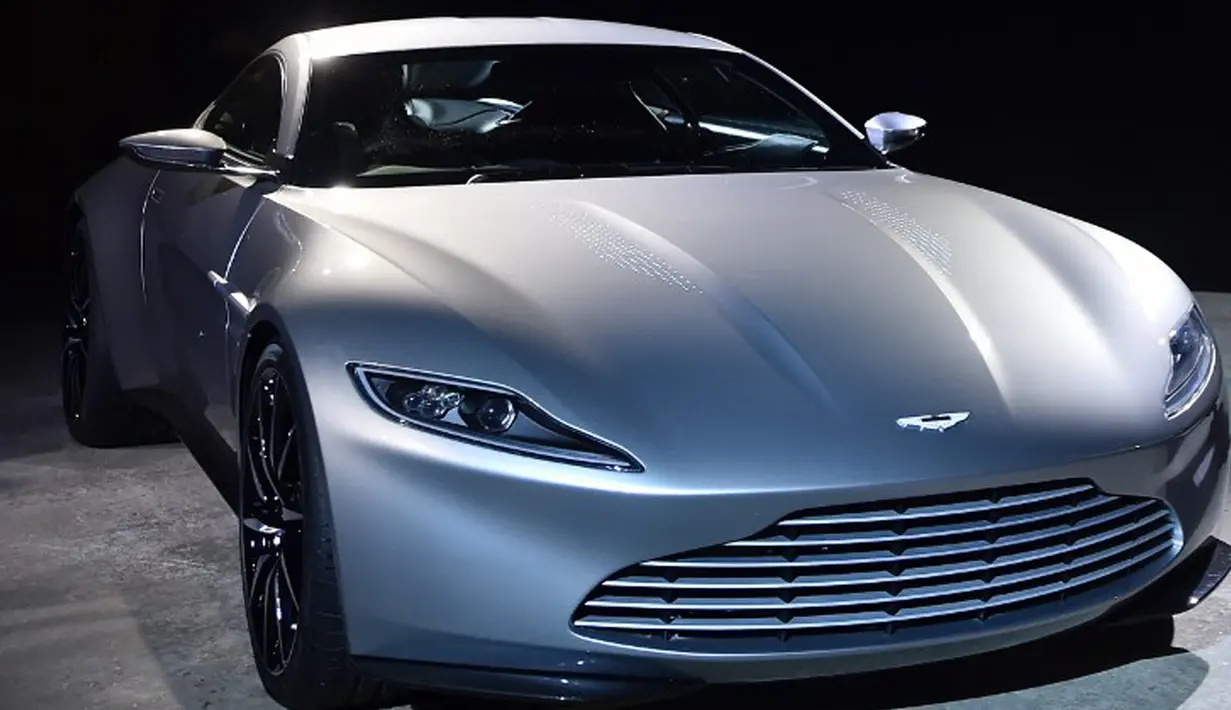 Mobil Aston Martin DB10 saat diperkenalkan sebagai salah satu mobil yang digunakan dalam film James Bond terbaru ‘Spectre’ di Pinewood Studios, Iver Heath, London (4/12/2014) (Reuters/Ben Stansall)