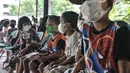Anak-anak menunggu antrean saat mengikuti vaksin Difteri Tetanus (DT) di RPTRA Citra Permata, Jakarta, Selasa (28/9/2021). Kegiatan rutin tahunan tersebut bertujuan memberikan kekebalan tubuh pada anak sekolah terhadap penyakit DT dengan kuota 150 anak per hari (merdeka.com/Iqbal S Nugroho)