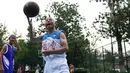 Li Chunfu (92) bermain bola basket di Jinan, Provinsi Shandong, China, Rabu (5/8/2020). Di usianya yang sudah mencapai 90-an tahun, Li berlatih keterampilan bola basket seperti menggiring bola, lay up, dan shooting rata-rata 30 hingga 40 menit sehari. (Xinhua/Wang Kai)