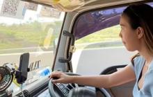 Bikin Mata Melotot, Potret Cantik dan Putih Sopir Truk Tangguh Demi Mencari Nafkah