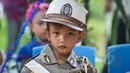 Ekspresi lucu seorang murid TK Sekolah Alternatif untuk Anak Jalanan (SAAJA) saat mengenakan pakaian adat dalam rangka memperingati Hari Kartini di kawasan Kuningan, Jakarta, Selasa (21/4/2015). (Liputan6.com/Faizal Fanani)