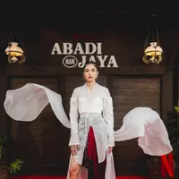 Mikha Tambayong tampil memukau dalam balutan kebaya di premiere film Abadi nan Jaya [@miktambayong]