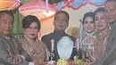 <p>Acara berlangsung mewah dan meriah. Anak Hotman juga membawa seserahan seperti tas,hingga perhiasan serta uang pecahan seratus ribu berupa gepokan dalam sebuah kotak transparan. [Instagram/hotmanparisofficial]</p>