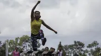 Atlet atletik Indonesia, Maria Londa, melakukan lompatan saat latihan di Lapangan Umum Mengwi, Bali, Minggu (9/7/2017). (Bola.com/Vitalis Yogi Trisna)