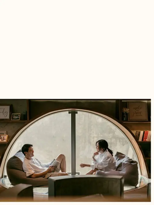 Aulia tampil santai dengan celana pendek khaki dan t-shirt putih [@byjatidiriono]