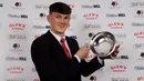 <p>Bukan hanya itu, Calvin Ramsay pun berhasil dinobatkan sebagai Pemain Muda Terbaik Asosiasi Penulis Sepak Bola Skotlandia untuk 2021/2022 dan juga terpilih untuk penghargaan Pemain Muda Terbaik PFA Skotlandia. (FOTO: twitter/@calvinramsay03)</p>
