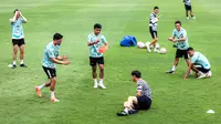 Pemain Timnas Indonesia, Ragnar Oratmangoen, meminta maaf saat Shin Tae-yong terjatuh dalam sesi gim rondo atau kucing-kucingan pada sesi latihan perdana di Lapangan B Gelora Bung Karno, Senayan, Jakarta, Selasa (28/5/2024). (Bola.com/Bagaskara Lazuardi)