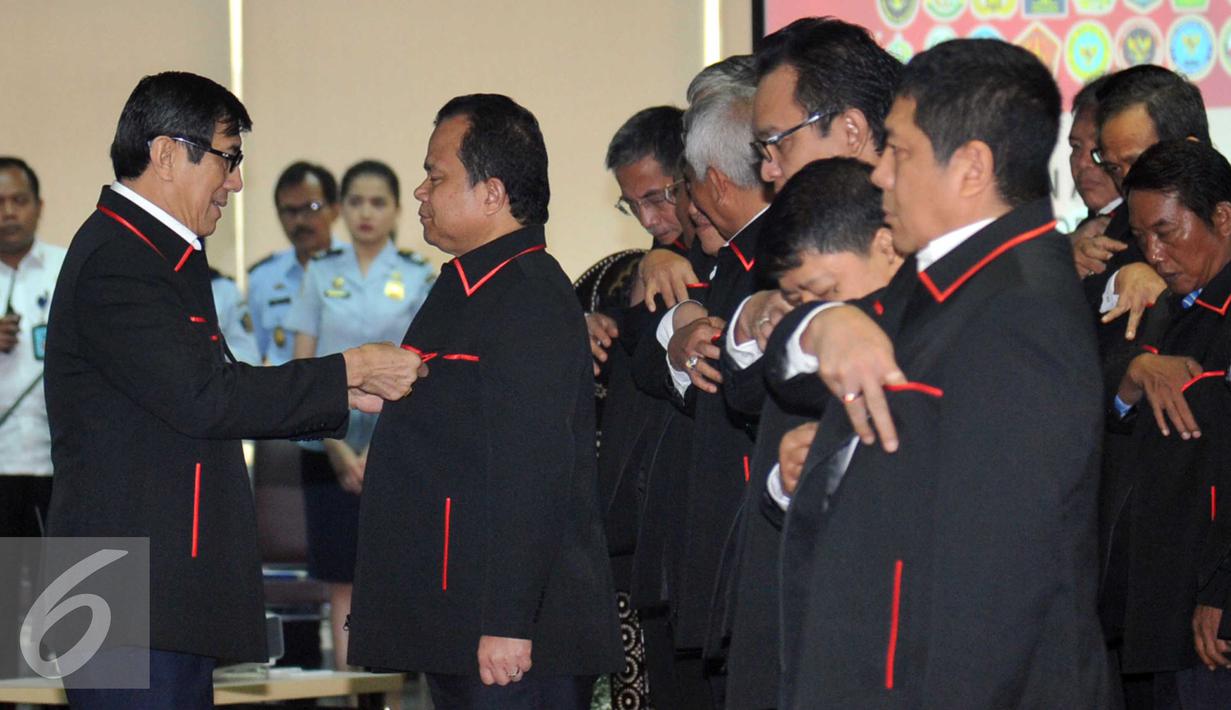 Menkumham Yasonna Laoly saat melantik tim Pengawasan Orang Asing  (PORA) di Gedung Imigrasi Kemenkumham, Jakarta (8/4). Yasonna berharap tim PORA dapat mencegah kejahatan transnasional. (Liputan.com/Helmi Afandi)