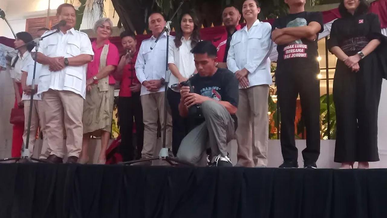Dalam momen itu, Kaesang pun sempat memberhentikan sejenak konferensi pers. Sebab, adzan maghrib berkumandang dan langsung berbuka puasa.<br>