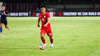 Bek kiri Timnas Indonesia, Pratama Arhan, di Piala AFF 2024. (Bola.com/Abdul Aziz