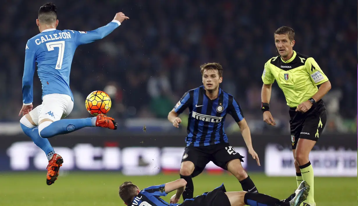 Gelandang Napoli, Jose Callejon (kiri) mengontrol bola dari kawalan gelandang Inter Milan, Marcelo Brozović (bawah) pada lanjutan Liga Serie A di  San Paolo, Naples, Italia (30/11). Napoli menang atas Inter Milan dengan skorg 2-1. (REUTERS/Ciro De Luca)
