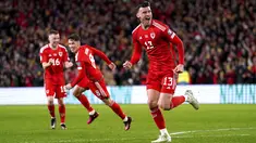 Penyerang Wales, Kieffer Moore berselebrasi setelah mencetak gol ke gawang Latvia di matchday kedua Grup D Kualifikasi Piala Eropa 2024 di Stadion Cardiff City, Cardiff, Rabu, 29 Maret 2023. (David Davies/PA via AP)