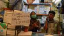 Sebuah papan pemberitahuan kekosongan masker terpampang pada sebuah toko di Pasar Pramuka, Jakarta Timur, Rabu (4/3/2020). Polda Metro Jaya menggelar sidak di Pasar Pramuka untuk menyikapi lonjakan harga dan kelangkaan masker di pasaran terkait virus corona atau COVID-19. (merdeka.com/Imam Buhori)
