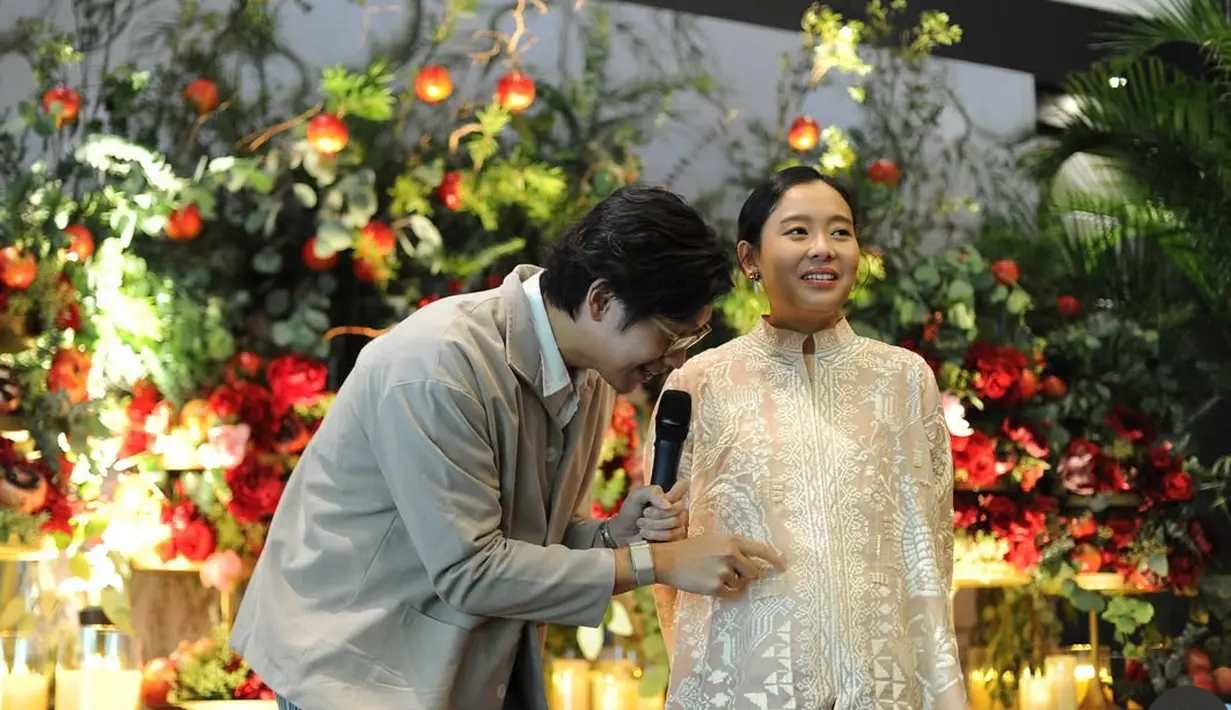 Dhika dan Brandon pun tampil stunning dengan outfit yang dikenakan. Terlihat, Dhika mengenakan 
kebaya kerah sanghai yang dihiasi dengan bordiran.  [@ferrysal1m]