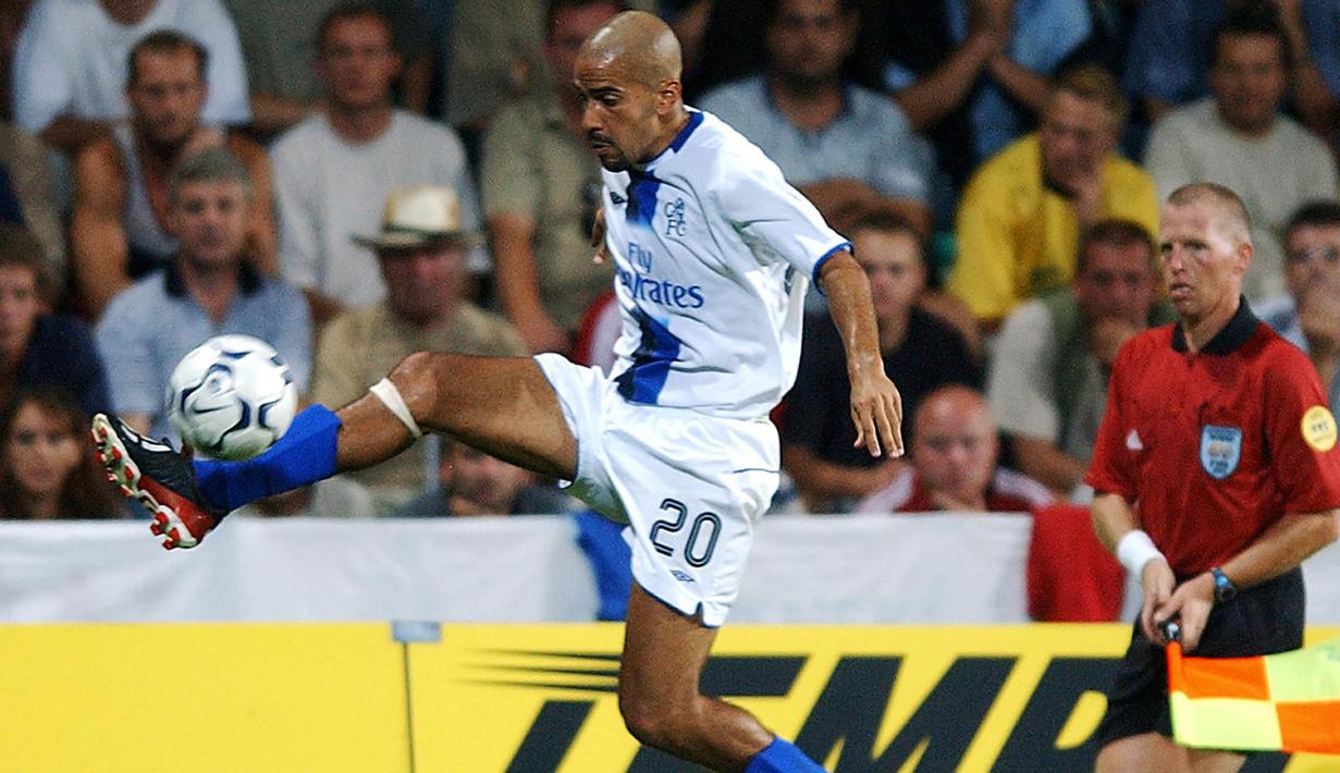 4. Juan Sebastian Veron – Sebelum tiba di Inggris, pemain Argentina ini merupakan gelandang top di Seria A. Sulit beradaptasi dan cidera panjang membuat pemain berkepala pelontos ini terpuruk bersama Chelsea. (AFP/Joe Klamar)