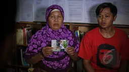 Narsiah, ibu kandung Wanipah (kiri) saat ditemui di sekretariat Serikat Pekerja Indonesia Luar Negeri (SPILN), Jakarta, Minggu (17/5). Wanipah, TKI asal Indramayu, Jawa Barat, kini tengah menanti hukuman mati di China. (Liputan6.com/Faizal Fanani)