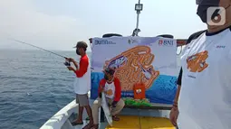Sejumlah pemancing menangkap ikan pada kegiatan BNI Fun Fishing 2021 di perairan Selat Sunda, Banten, Sabtu (16/10/2021). Kegiatan  tahunan yang diikuti jurnalis media online dan elektronik juga diisi dengan pembagian sembako untuk para nelayan pesisir Serang. (Liputan6.com/HO/Fun Fishing)