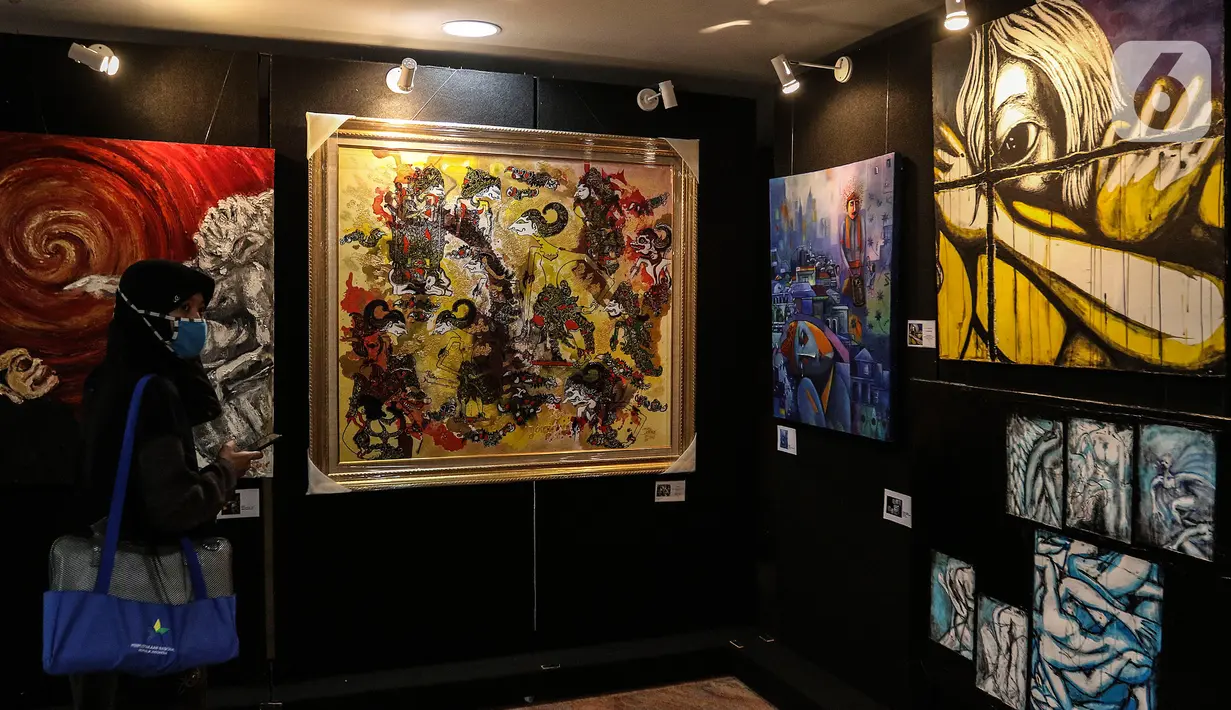 Pengunjung mengamati pameran seni rupa yang bertajuk 'Creative Freedom to Heal The Nation' di Perpustakaan Nasional, Jakarta, Kamis (15/10/2020). Pameran ini diharap dapat mendukung pemerintah dalam menanamkan kesadaran disiplin kepada masyarakat dalam menyikapi pandemi. (Liputan6.com/Johan Tallo)