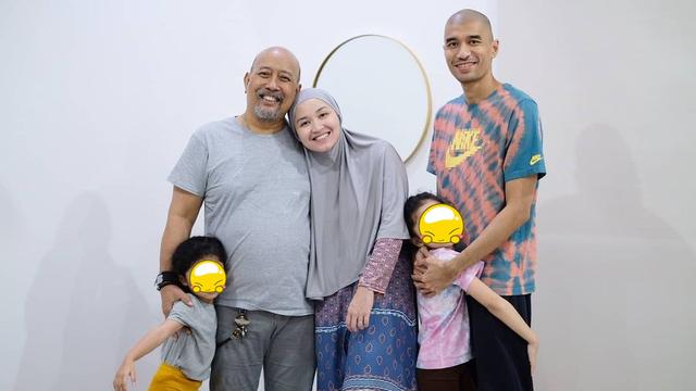6 Potret Indro Warkop Bareng Putrinya Hada Kusumonegoro, Penuh Kehangatan