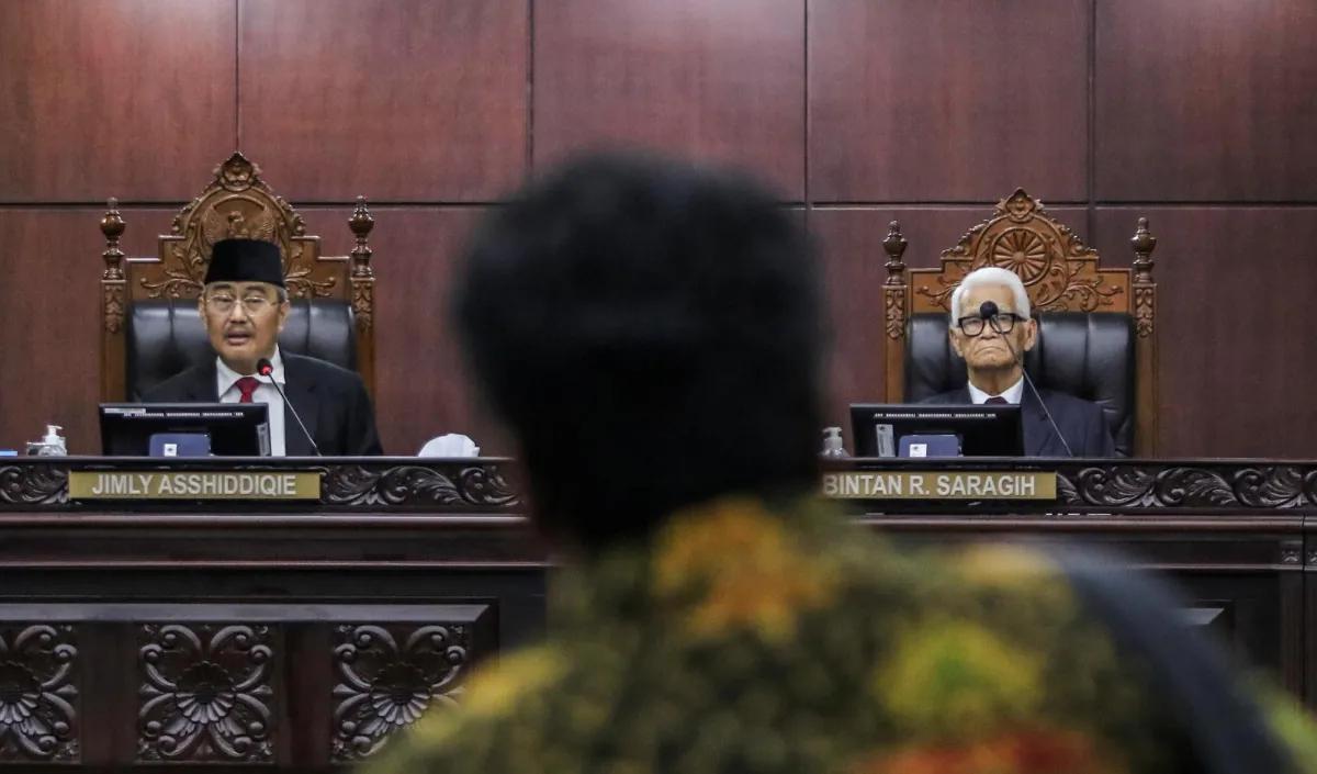“Hakim terlapor tidak berhak untuk mencalonkan diri atau dicalonkan sebagai pimpinan MK sampai masa jabatan hakim terlapor sebagai hakim MK berakhir,"<br>