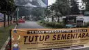 Spanduk pemberitahuan penutupan terlihat di Taman Margasatwa Ragunan, Jakarta, Sabtu (26/6/2021). Taman Margasatwa Ragunan tutup sementara menyusul Pemberlakuan Pembatasan Kegiatan Masyarakat (PPKM) Mikro terkait melonjaknya kasus COVID-19 di Jakarta. (Liputan6.com/Johan Tallo)
