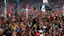 Usai melakukan pidato, Jokowi berlari ke arah depan panggung untuk meneriakkan Salam 2 Jari (Liputan6.com/Johan Tallo)