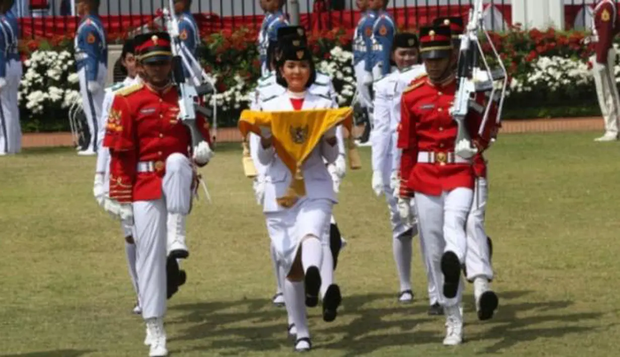 Dalam tim formasi 8, Maria (banten) bersama tujuh orang Paskibraka lainya yang bertugas pengerek bendera‎ Briand F Pelle (Papua), Zainal Azis (Sumatera Barat), dan komandan kelompok 8 Muhammad Razak (Sulawesi Tengah). (Via Insagram/@Mariafelicia23)