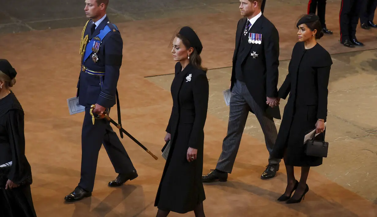 Pangeran Harry dan Meghan Markle menghadiri prosesi persemayaman mendiang Ratu Elizabeth II di Westminster Hall, London, 14 September 2022. (Foto: Phil Noble/Pool Photo via AP)