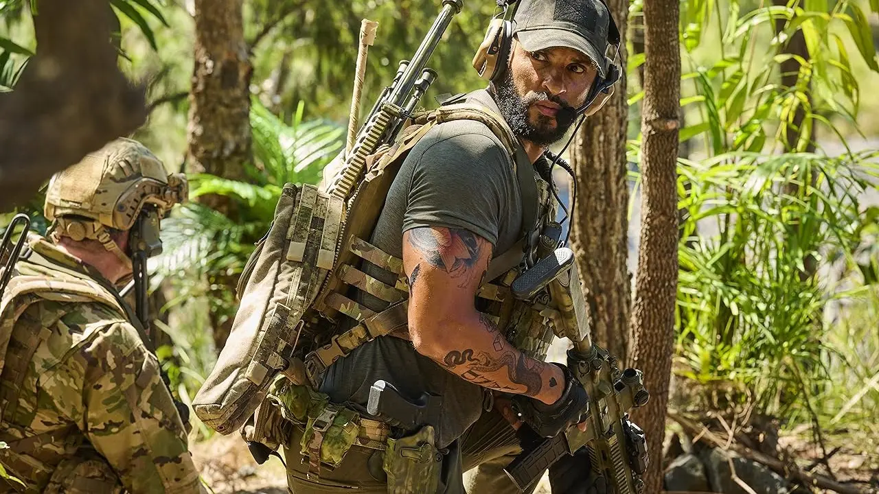 Ricky Whittle sebagai Sergeant Bishop dalam film Land of Bad. (Foto: Dok. The Avenue)