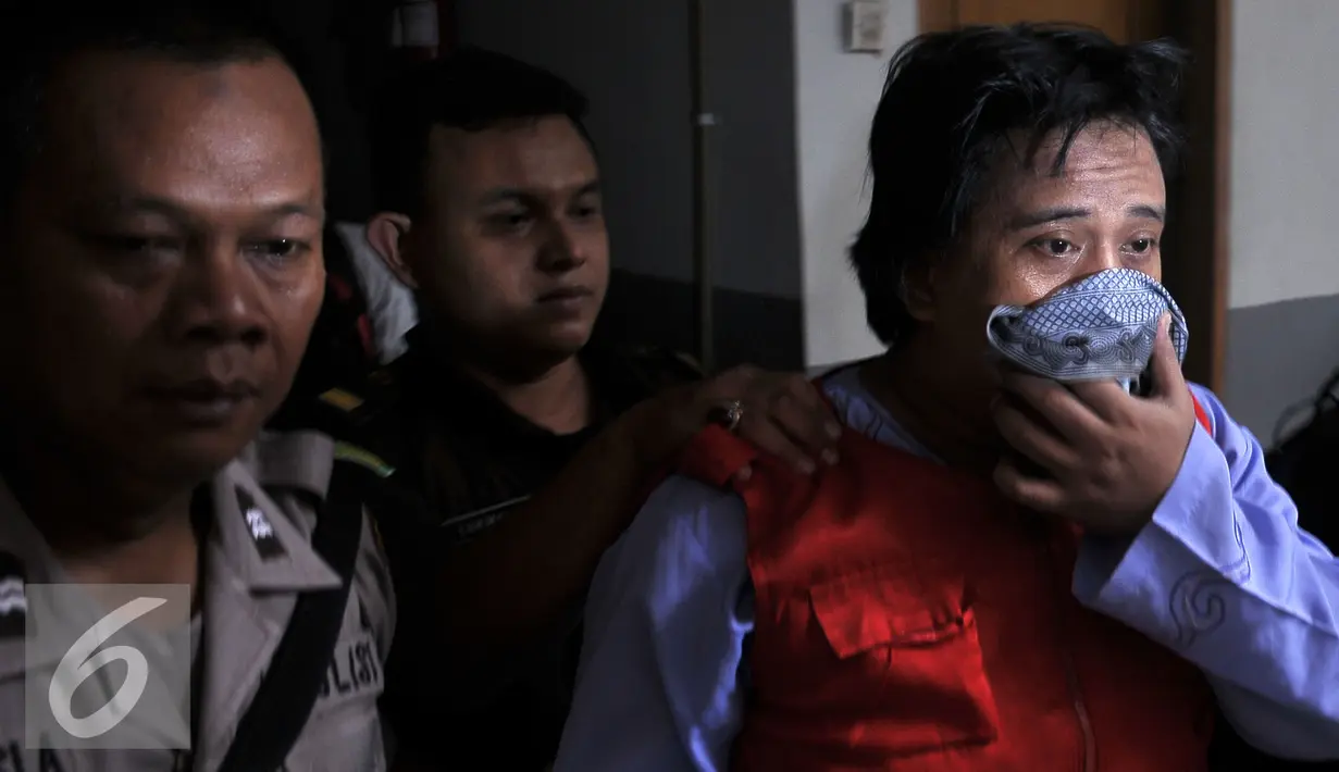 Tersangka Sudaryatno dijatuhi hukuman seumur hidup oleh Majelis hakim PN Jakarta Selatan Selasa (3/11/2015). Keduanya ditangkap oleh Satuan Reserse Narkoba Polres Jakarta Selatan 25 April lalu dengan barang bukti 145kg ganja. (Liputan6.com/Yoppy Renato)