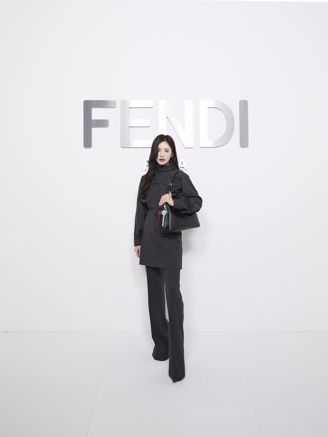 8 Pesona Wanita Karier Song Hye Kyo Tampil Serba Hitam-Tenteng Tas Rp82 Jutaan di Fendi Spring Summer 2025 Show