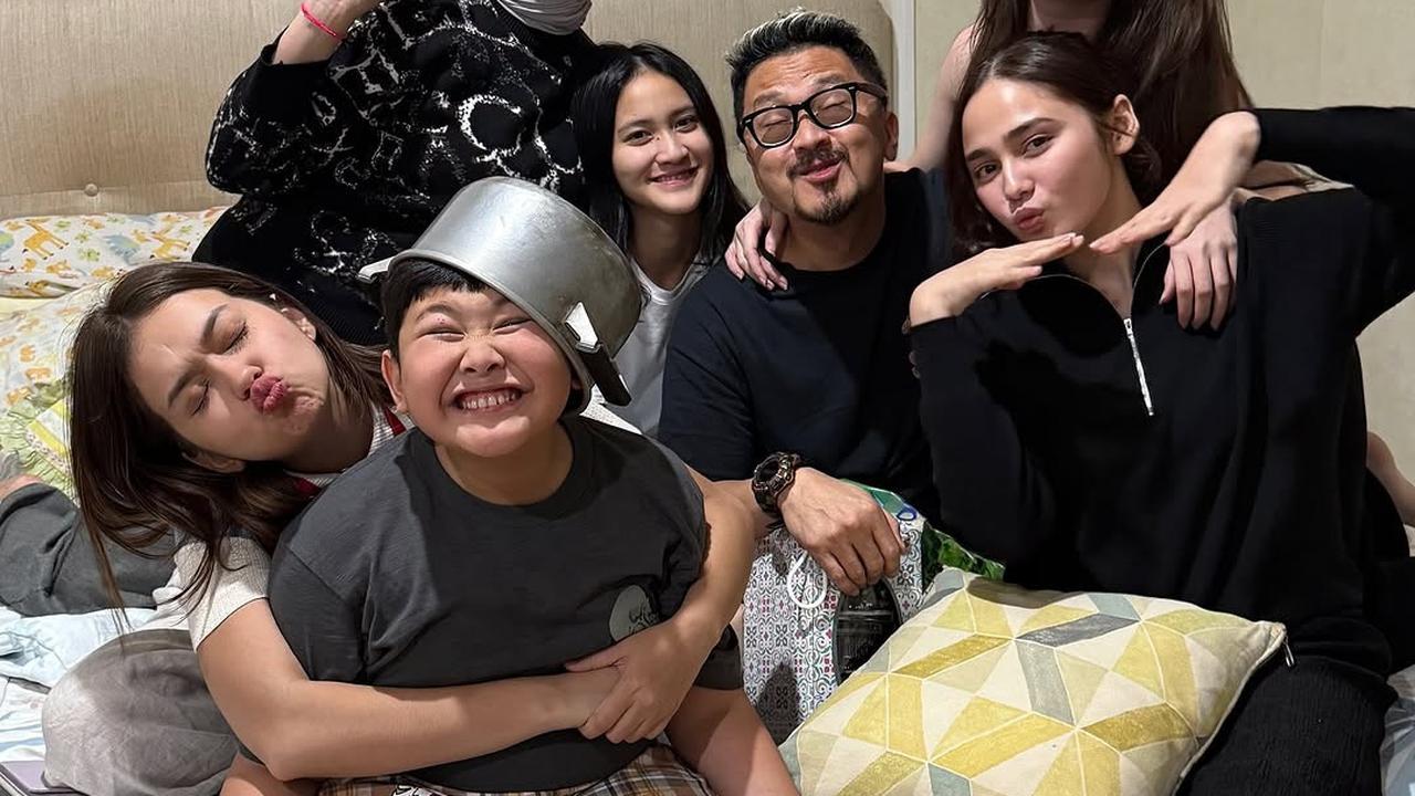7 Potret Ferry Maryadi Dapat Kejutan Ultah dari Keluarga dan Geng Mermaid, Salfok Kabay Pakai Panci di Kepala