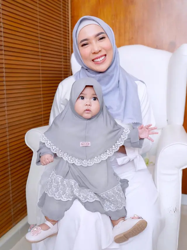 7 Potret Sada Aminahanara Putri Fitri Tropica saat Pakai Hijab, Menggemaskan