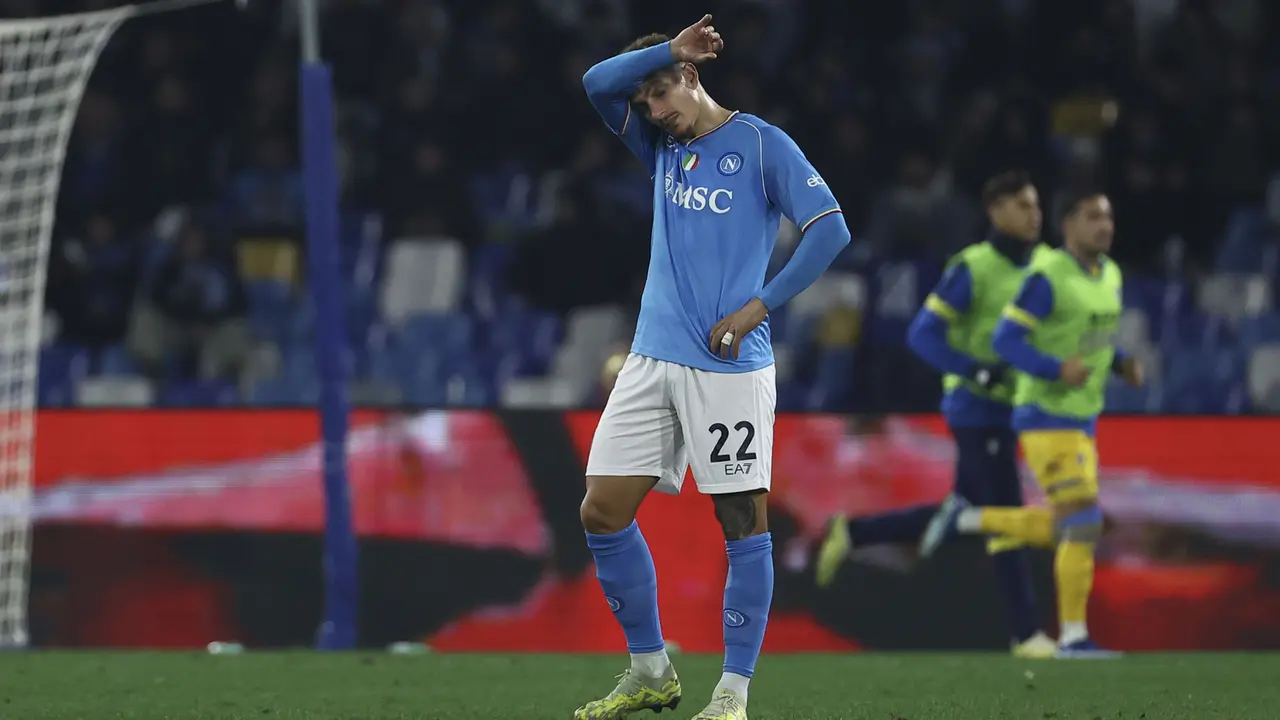 Foto: Kebobolan 4 Gol di Babak Kedua, Napoli Disingkirkan Frosinone di Kandang Sendiri pada Babak 16 Besar Coppa Italia