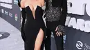 Meghan Fox memberikan look klasik dengan twist degan dress dari David Koma. Menampilkan belahan neckline dan belahan rok yang sama berisikonya. (Foto: Instagram @machinegunkelly)