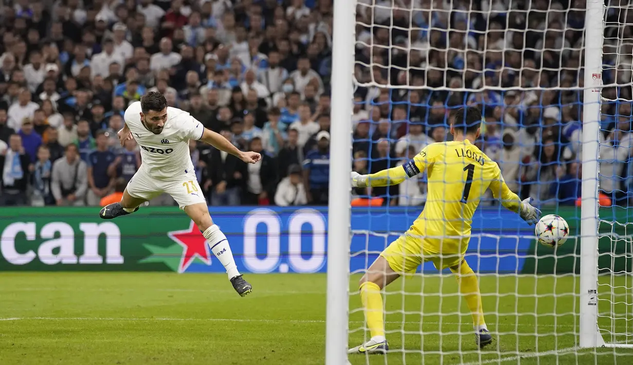 Pemain Marseille Sead Kolasinac gagal memanfaatkan peluang saat bertanding melawan Tottenham Hotspur pada pertandingan Grup D Liga Champions di Stade Velodrome di Marseille, Prancis, Rabu (2/11/2022). Marseille berada di dasar klasemen dengan enam poin dan kehilangan tiket ke Liga Europa di detik akhir. (AP Photo/Daniel Cole)