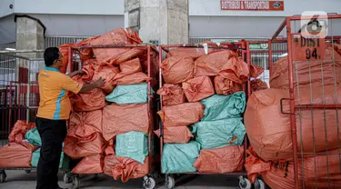 Pekerja menyortir paket dan logistik yang akan didistribusikan di Sentral Pengolahan PT Pos Indonesia (Persero), Jakarta, Jumat (15/5/2020). Pengiriman paket via Pos pada H-9 Lebaran 2020 mencapai 1,8 juta barang atau naik 20 persen dibandingkan periode sama tahun lalu. (Liputan6.com/Faizal Fanani)