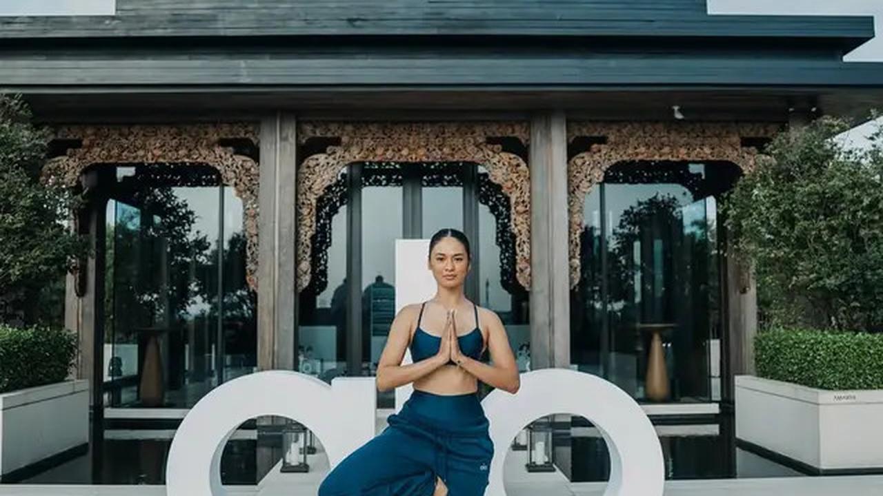 Potret Tubuh Kekar Hana Malasan Berbalut Athleisure Saat Yoga Bareng Kekasih