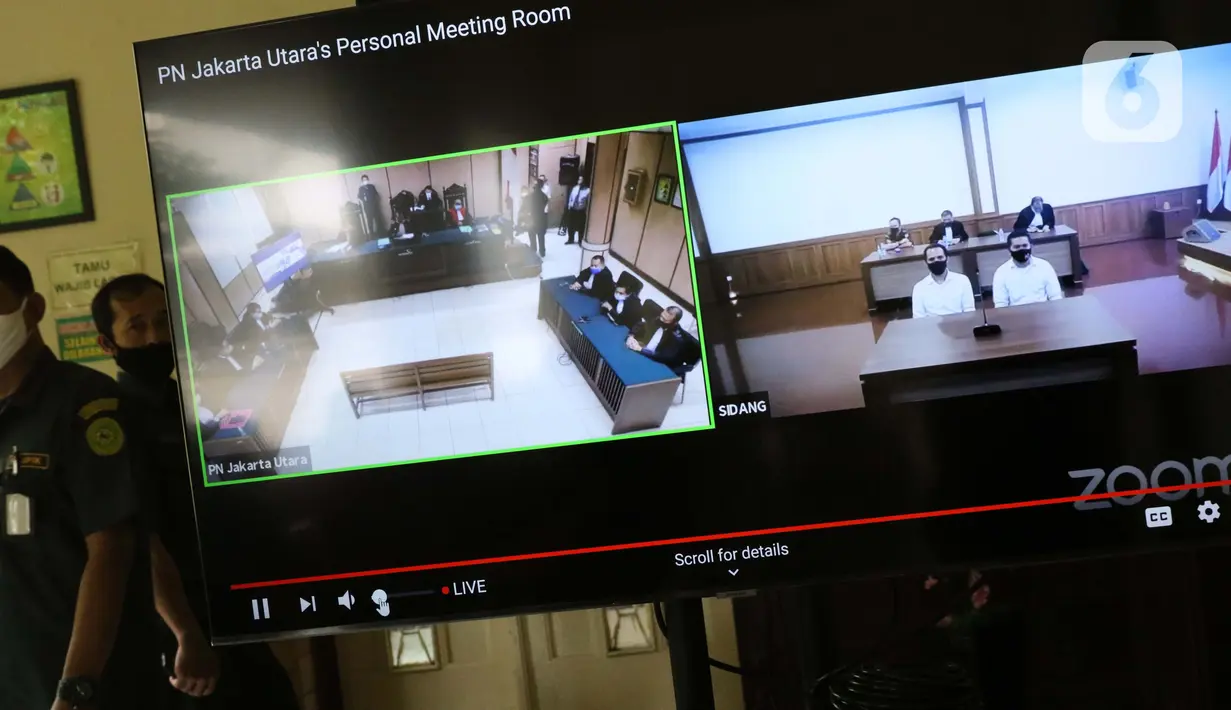 Layar monitor menampilkan dua terdakwa penyiraman air keras terhadap penyidik KPK Novel Baswedan, Rahmat Kadir Mahulette (kanan) dan Rony Bugis yang mengikuti sidang pembacaan putusan secara teleconference di Pengadilan Negeri Jakarta Utara, Kamis (16/7/2020). (Liputan6.com/Helmi Fithriansyah)